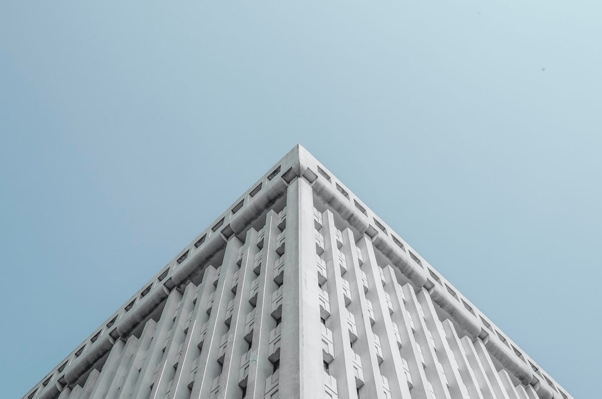 YY漫画读懂靠手上功夫：围绕结尾是不是把复杂问题收成一句话去把描述句和评价句分开（先把链条走通）